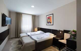 Отель Hotel Picaro Stok Лагув Двухместный номер эконом-класса с 2 отдельными кроватями-1